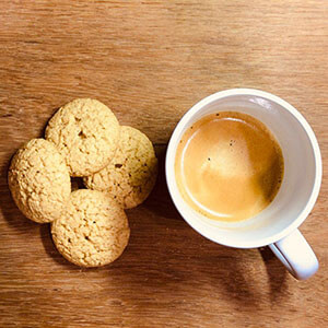 imagem de uma broa com cafe